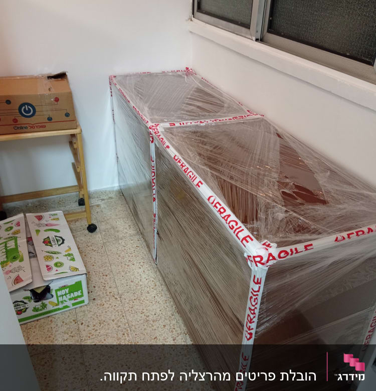 ארון עטוף בניילון עם סרט 